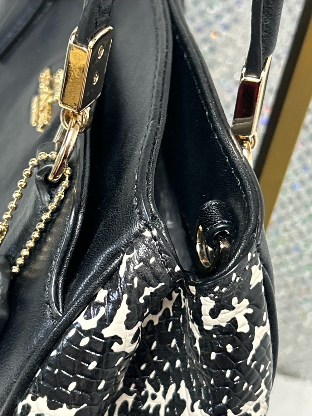 Coach Minetta Black Leather Satchel w/ Blk & Wht Sides Approx. 12 x 9.5 x 3 - Picture 8 of 17